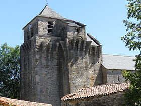 Clocher-donjon attenant à la chapelle